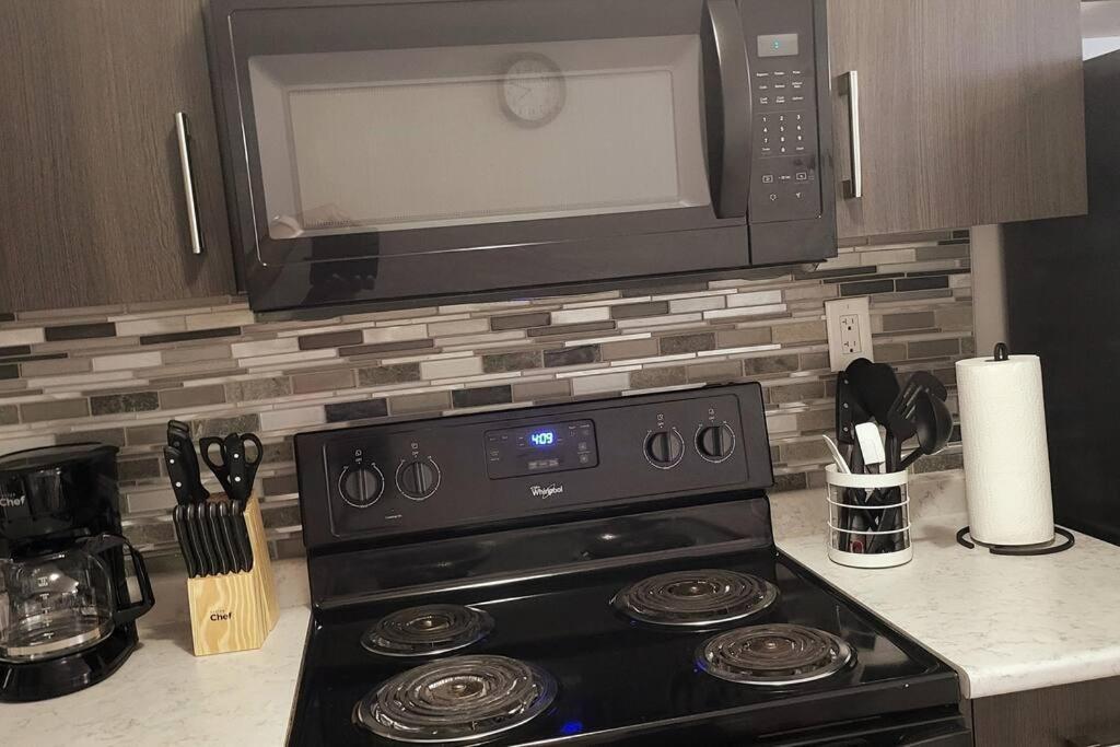 Exquisite Cozy Suite/Full Amenities In Kensington サスカトゥーン エクステリア 写真