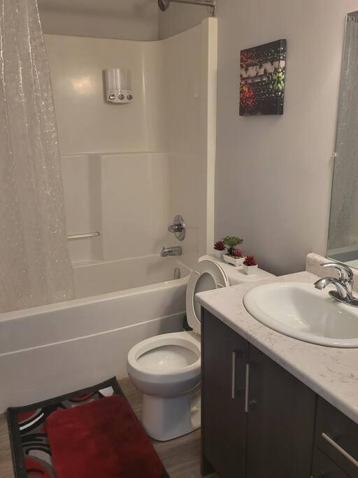 Exquisite Cozy Suite/Full Amenities In Kensington サスカトゥーン エクステリア 写真