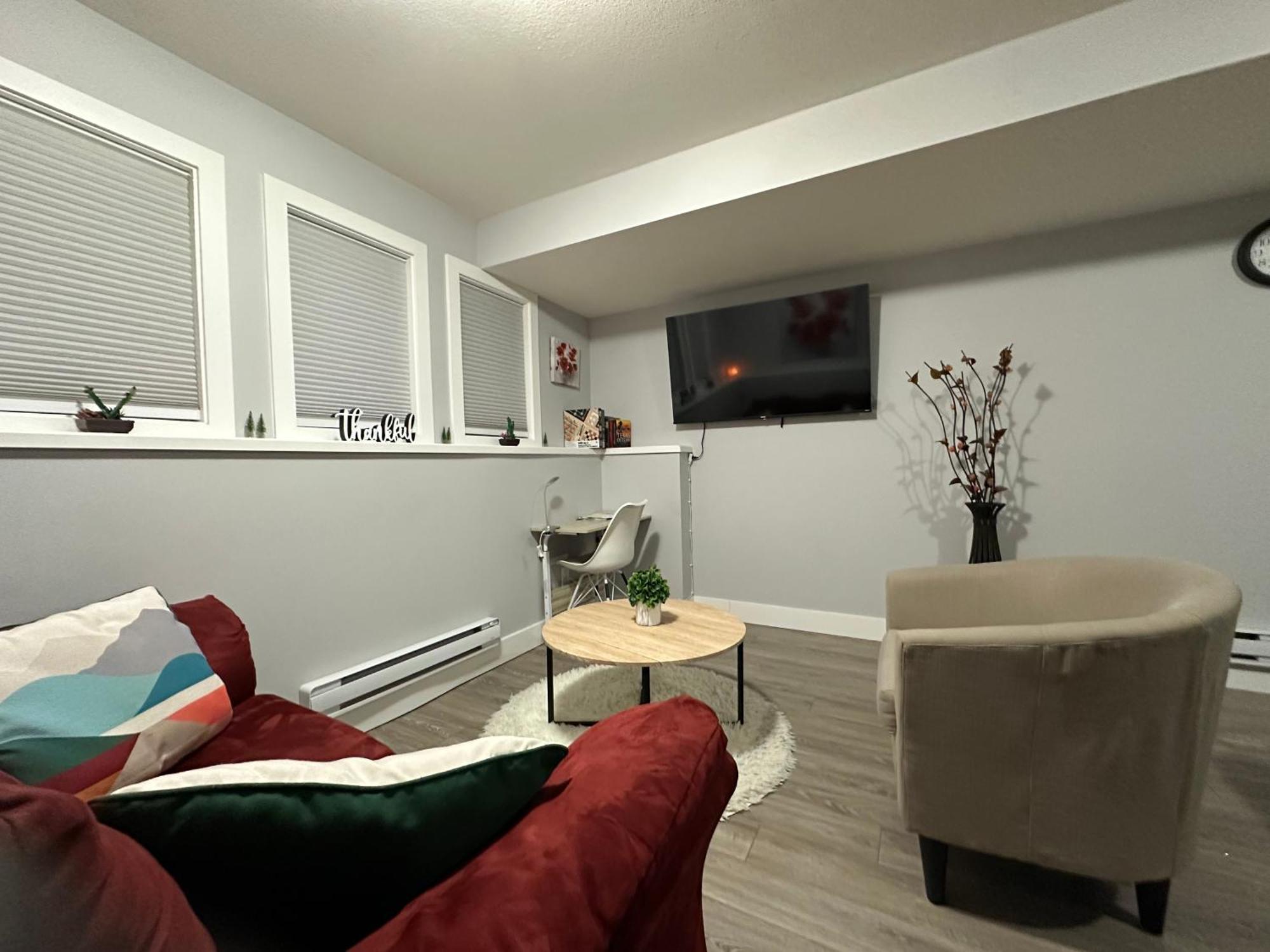 Exquisite Cozy Suite/Full Amenities In Kensington サスカトゥーン エクステリア 写真